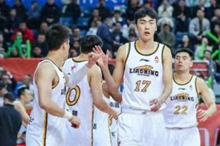 ?这大高个儿还得低头听你说呢！库尔图瓦NBA赛场与特雷杨互动